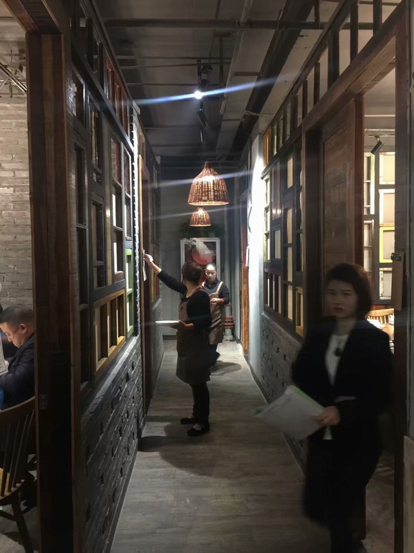 淮南益汁鹅餐厅过道服务员