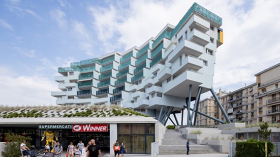 意大利的弧形度假公寓楼